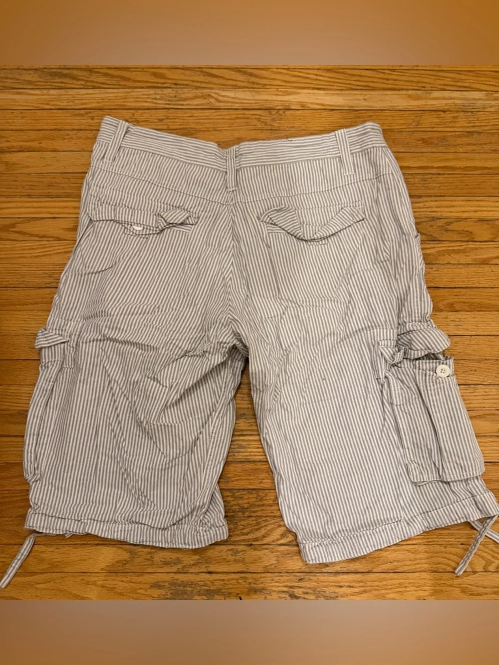 Striped Light Gray Cargo Shorts for Men - Casual Multi-Pocket - Picture 2 of 3